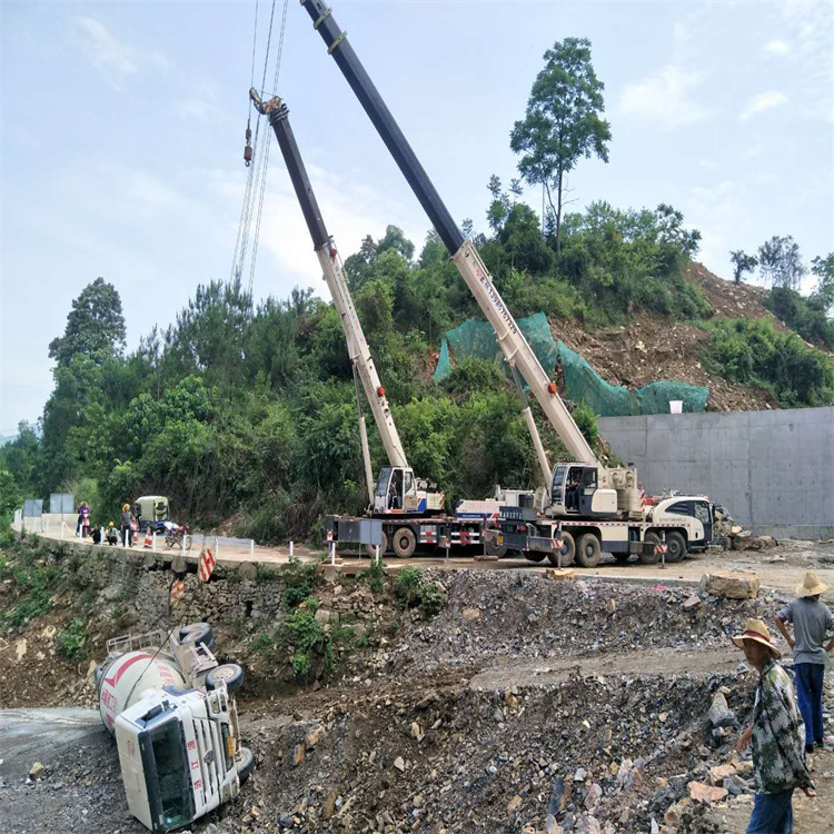 山海关汽车掉沟里叫吊车救援要多少钱